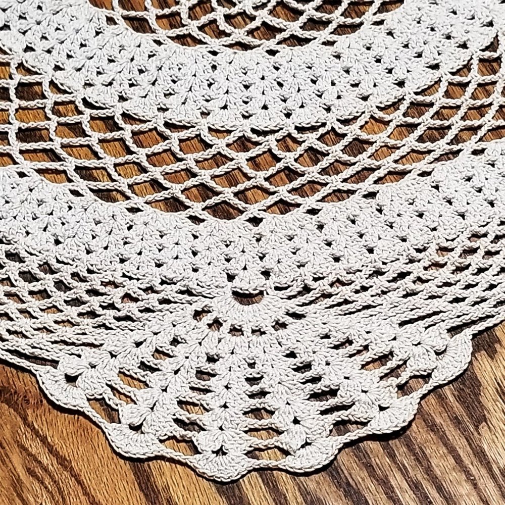 Vintage Style New Hand Crafted 4-Way Circle, Natural 20 1/4" Doily - Picture 3 of 3